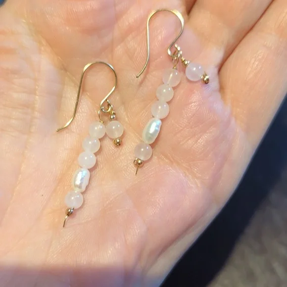 Pretty, dainty rose quartz & natural pearl earrings, 14k rolled gold, in giftbox - Picture 5 of 6